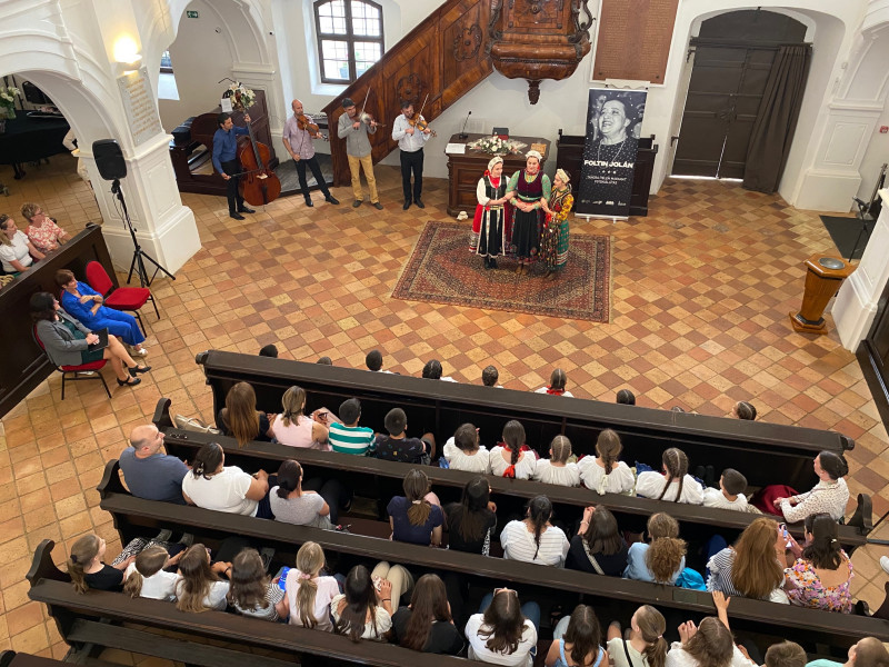  Akinek a folklór az anyanyelve volt