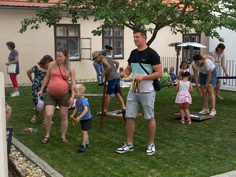 Játék az eperfa alatt