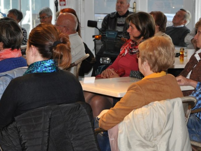 Kávéházi beszélgetés