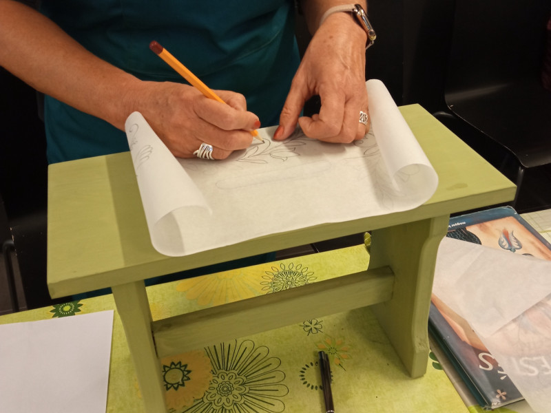 Praktika - Bútorfestés: Sámli és hokedli festés 