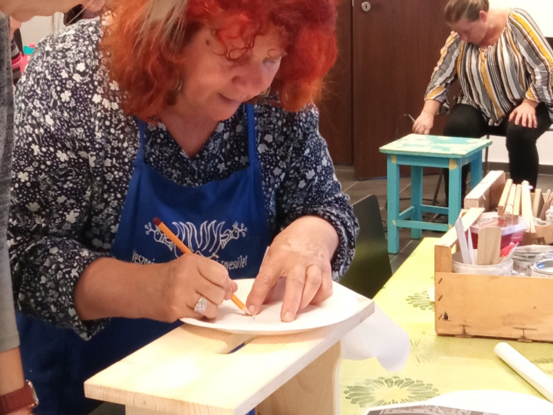 Praktika - Bútorfestés: Sámli és hokedli festés 