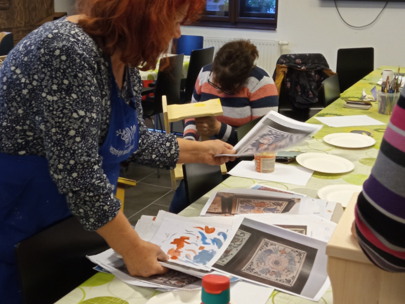 Praktika - Bútorfestés: Sámli és hokedli festés 