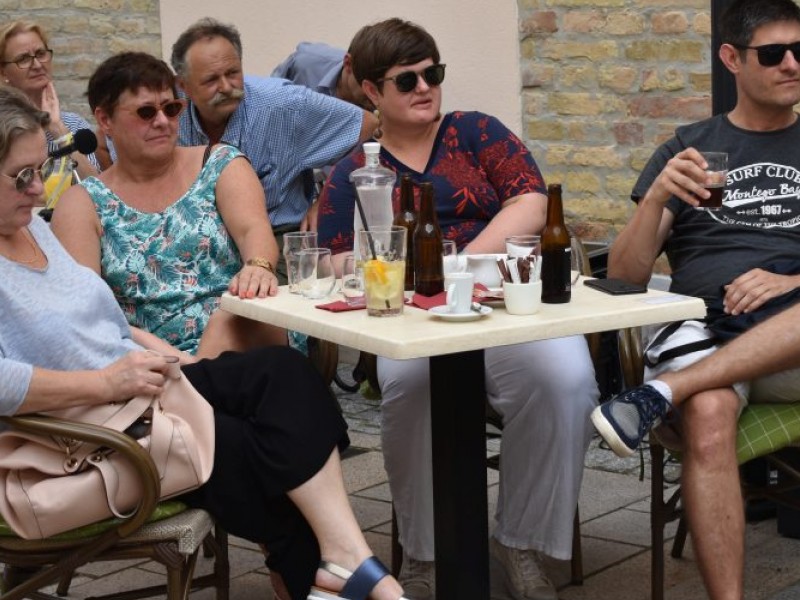 Szólj be a papnak!