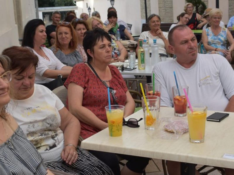 Szólj be a papnak!